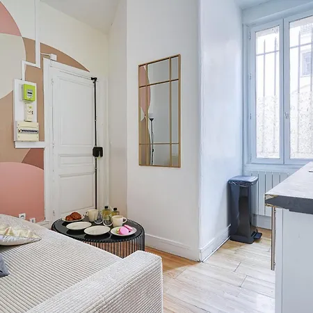 Equipe Dans Le Quartier Montparnasse *