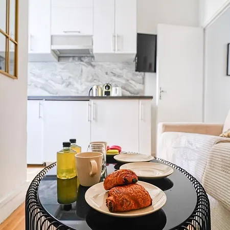 Equipe Dans Le Quartier Montparnasse